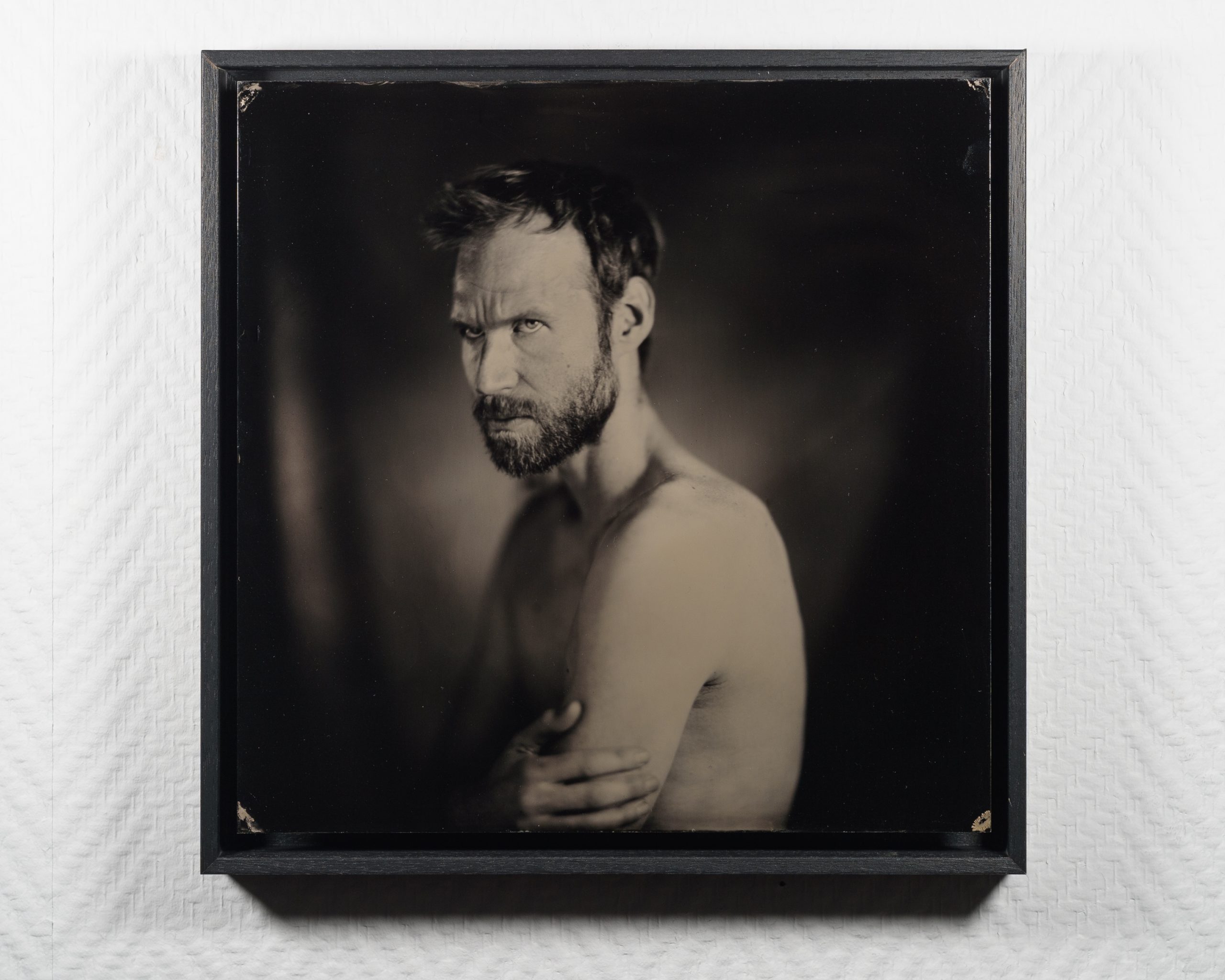 Gerahmtes Tintype Portrait an einer Wand — Kollodium Fotografie