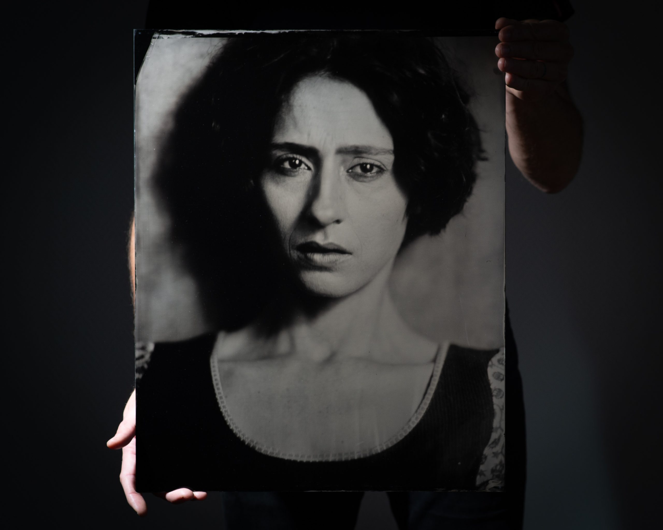 Person hält ein 40x50cm Tintype Portrait — Nassplattenfotografie Berlin